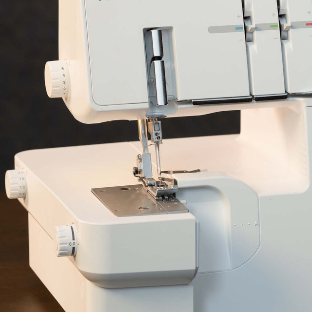 Sturdy machine with a large sewing space