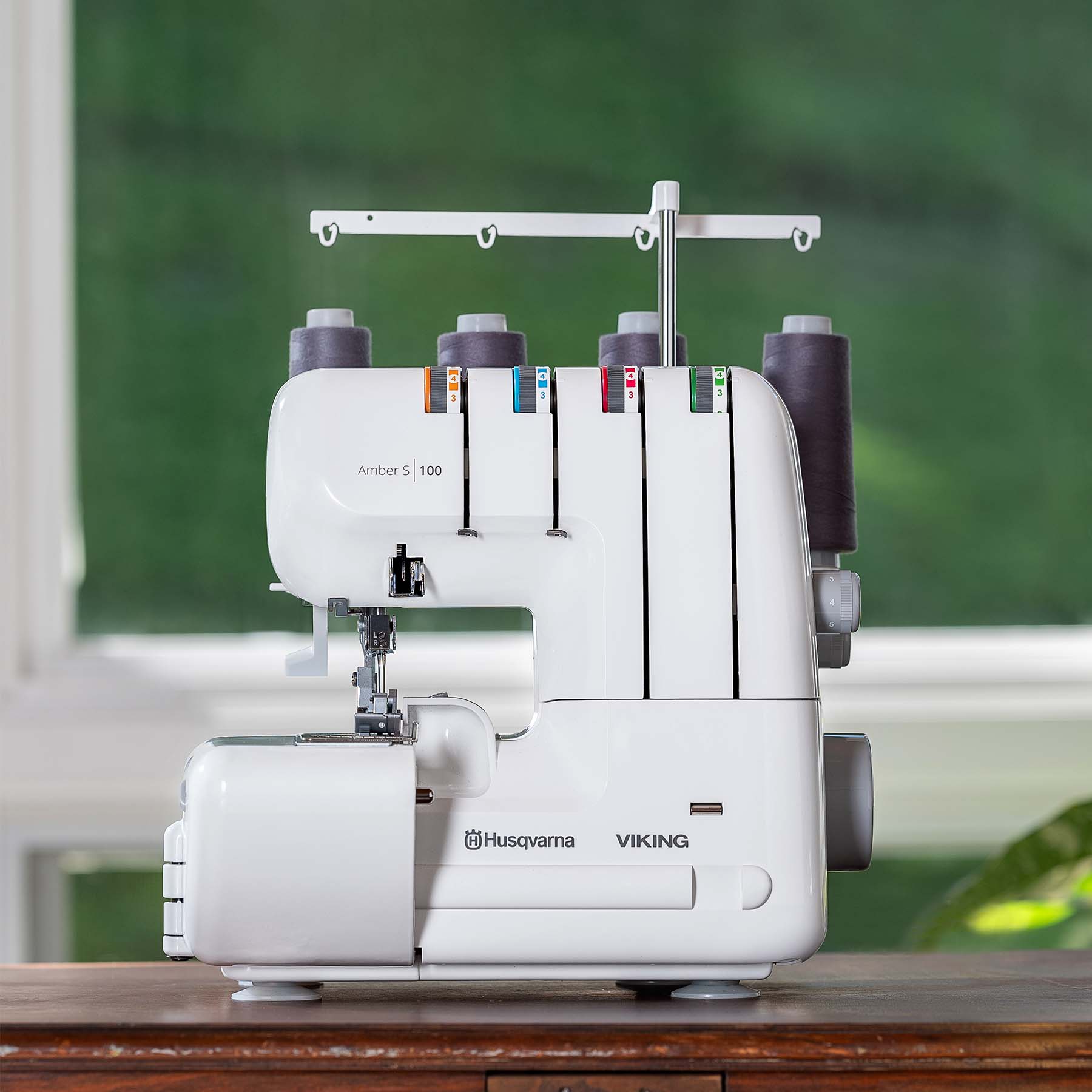 Husqvarna® Viking® AMBER™ S | 100 Overlock Machine | Husqvarna