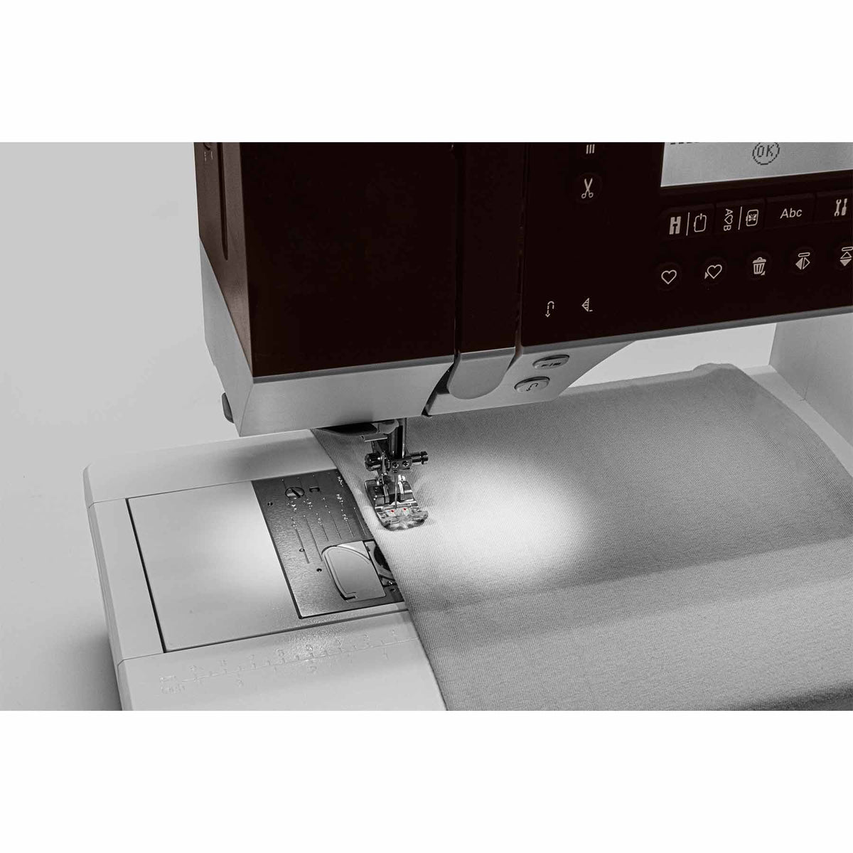 LED-illuminated sewing area on the PFAFF creative ambition 640