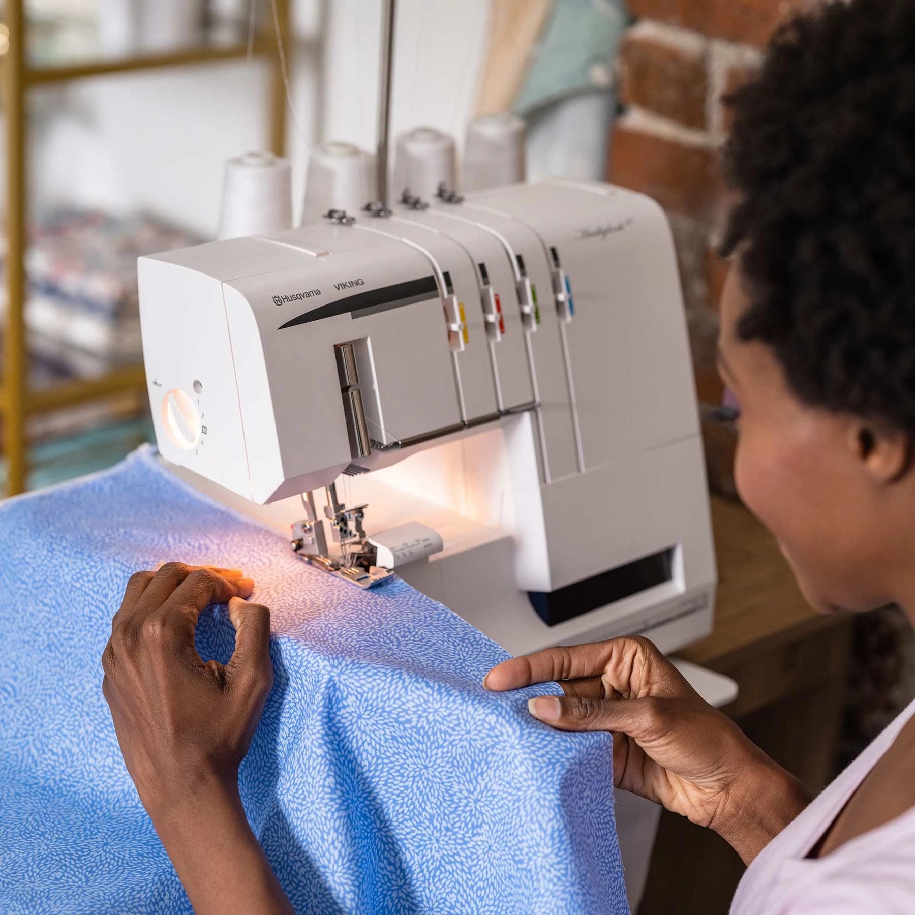 Husqvarna® Viking® HUSKYLOCK™ S21 Overlock Machine | Husqvarna